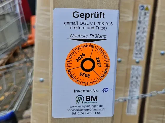 Leiter mit Prüfplakette – Leiterprüfung Ruhrgebiet Leiter mit Prüfplakette – Leiterprüfung im Ruhrgebiet